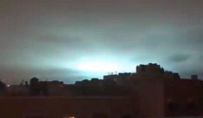 Esplode centrale elettrica a NY, enorme scia azzurra nel cielo