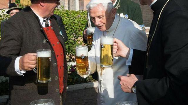 “Bendice, señor, esta criatura de cerveza…”                  Un ritual católico bendice la cerveza y a todo aquel que la beba