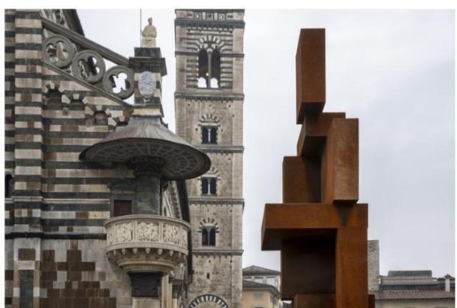 Shy:l’opera di Antony Gormley in piazza Duomo a Prato