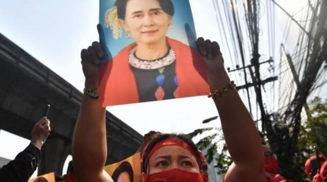 Birmania. Avvocato, due nuove accuse contro San Suu Kyi. Rischia 3 anni di carcere