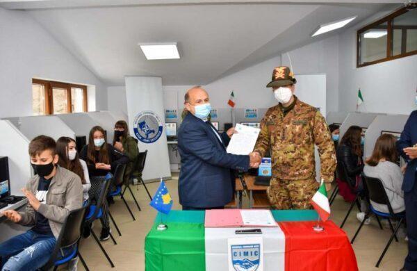 Missione in Kosovo: i militari italiani consegnano pc alle scuole