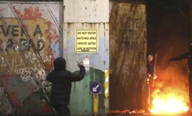 Irlanda del Nord. Disordini, lanci di mattoni e molotov. Belfast sembra essere tornata indietro di 25 anni