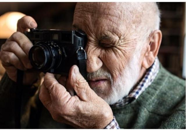 Il ragazzo con la Leica : 60 anni di Italia nello sguardo di Gianni Berengo Gardin