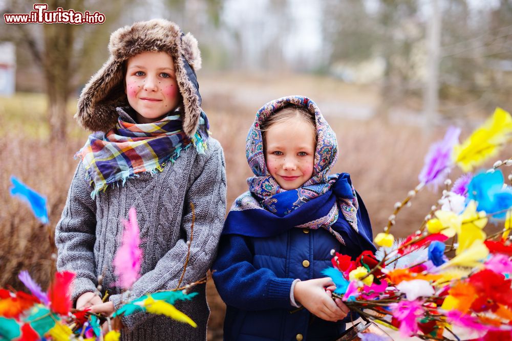bambini finlandesi per le celebrazioni della pasqua