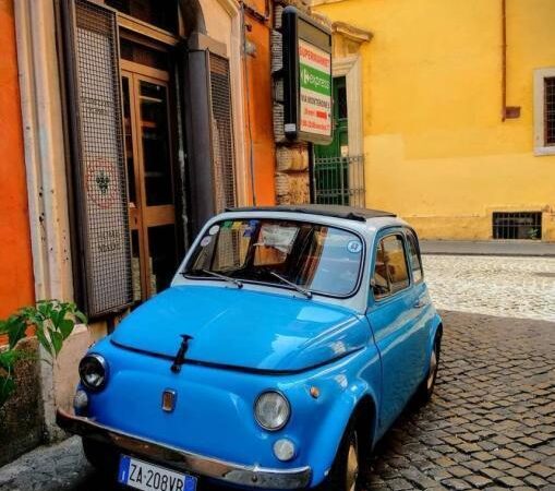 La storica fiat 500 racchiude l’Italia in un auto