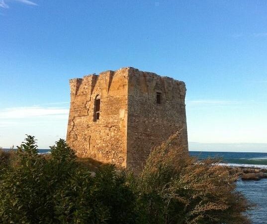 Le torri costiere di Puglia: una straordinaria corona di pietra a protezione della incantevole costa pugliese e dei suoi abitanti