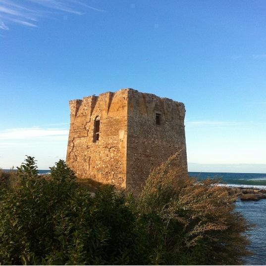 Le torri costiere di Puglia: una straordinaria corona di pietra a protezione della incantevole costa pugliese e dei suoi abitanti