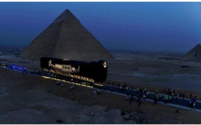 Egitto. La prima nave di re Khufu, risalente a 4600 anni fa, spostata al Gem del Cairo