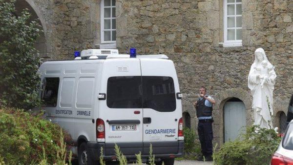 Ucciso un sacerdote in Francia. La solidarietà di Macron ai cattolici
