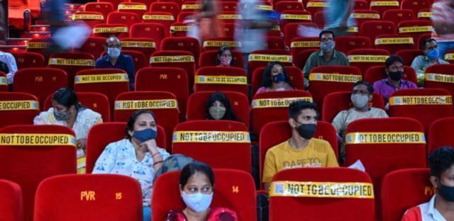 A Mumbai dopo 18 mesi riaprono i cinema e i teatri