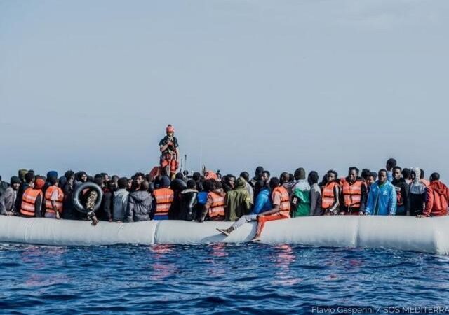 A largo di Roccella Jonica 339 migranti salvati in mare