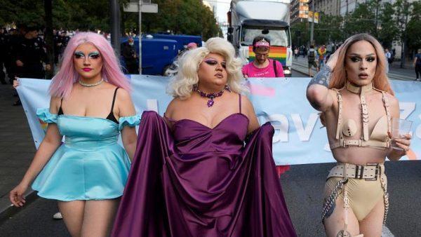 L’orgoglio gay scende in piazza a Belgrado 