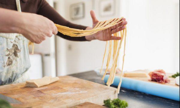 Dai tortellini alle lasagne, la pasta fatta in casa torna di moda 