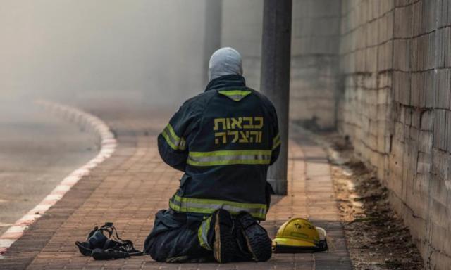 Un incendio sta devastando un centro commerciale in Israele