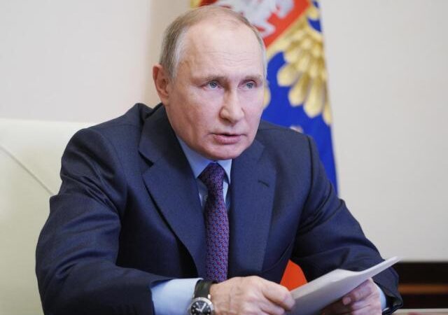 Russia-Nato, è gelo: Putin sospende i rapporti dopo le accuse di spionaggio