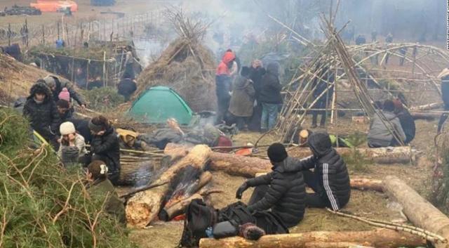 Bielorussia. L’Europa assiste alla tragedia dei 2000 migranti ammassati al confine, molti morti di freddo