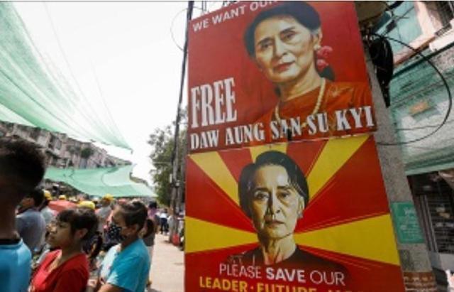 Myanmar, San Suu Kyi condannata a 4 anni