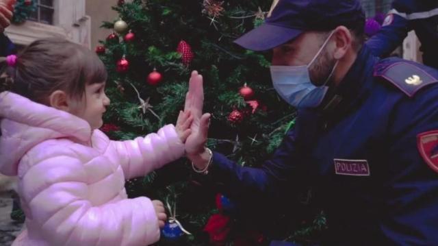 Operazione albero, il video della Polizia per gli auguri di Natale