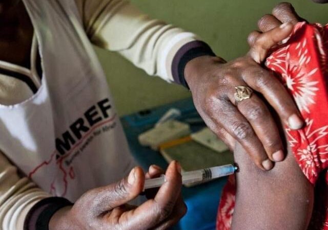 L’appello Amref sui vaccini: “Paesi ricchi rinuncino alle dosi, virus circola a livello globale”