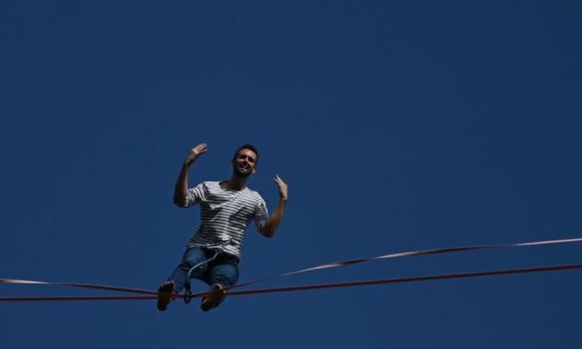Il funambolo francese Paulin percorre 500 metri fra due alture a Rio su una fune