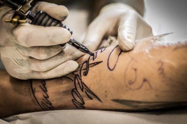 Prodotti chimici: tatuaggi più sicuri grazie alle nuove norme europee sugli inchiostri