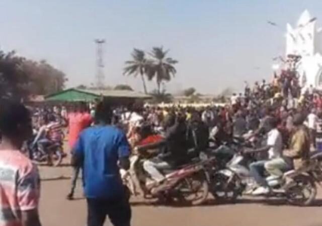 In Burkina Faso spari nelle caserme, imposto il coprifuoco