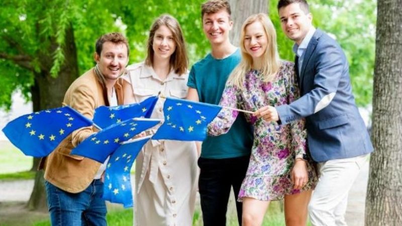 La Commissione europea rafforza le misure per un volontariato giovanile inclusivo e di alta qualità