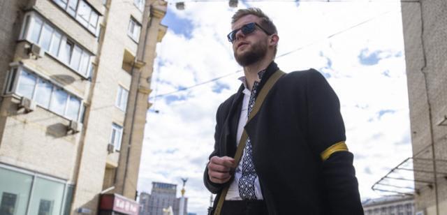 Il più giovane parlamentare ucraino ha deciso di imbracciare il fucile per difendere Kiev