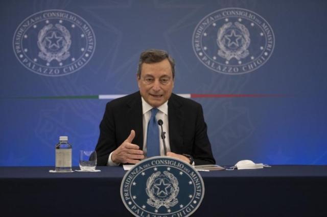 Draghi avverte i partiti: un lavoro lo trovo da solo… e scoppia la guerra col M5S