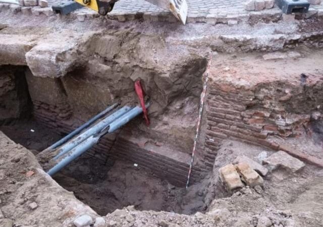 A Ferrara antiche mura medievali emergono dagli scavi al Castello estense