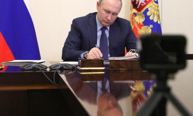 Putin firma la legge sul pagamento in rubli per i “Paesi ostili”