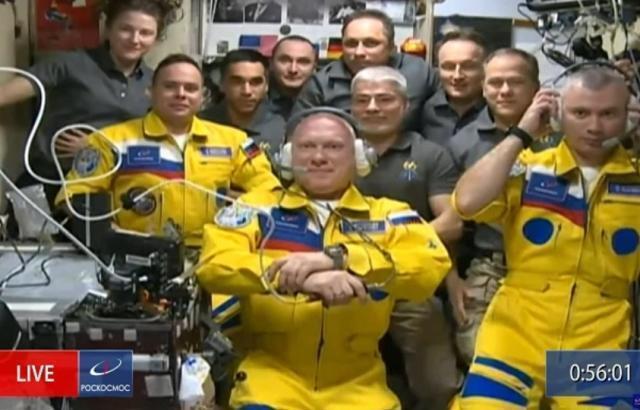 I cosmonauti russi con i colori ucraini