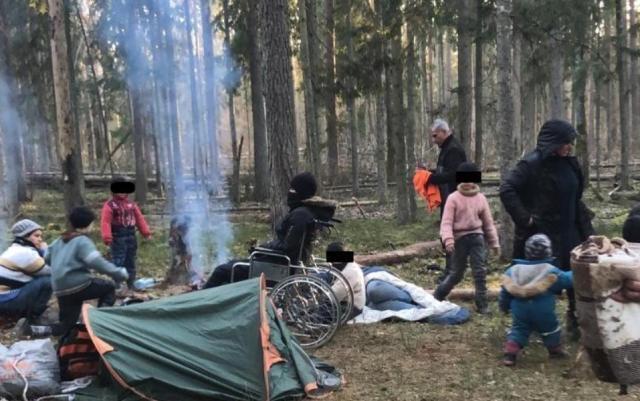 Migranti al confine Polonia-Bielorussia, prigionieri tra fili spinati