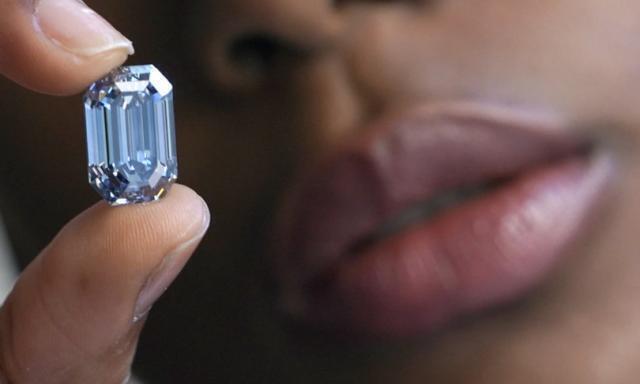 Il più grande diamante blu del mondo è stato venduto per 57,5 milioni di dollari