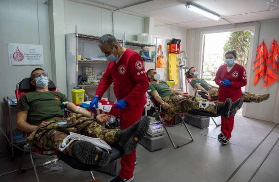 I militari italiani donano il sangue il Libano
