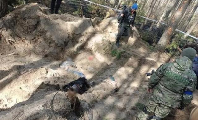 Scoperta una fossa comune con quattro corpi in un villaggio vicino a Kiev
