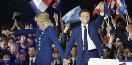Macron rieletto presidente: “Sono tempi tragici, la Francia deve farsi sentire”