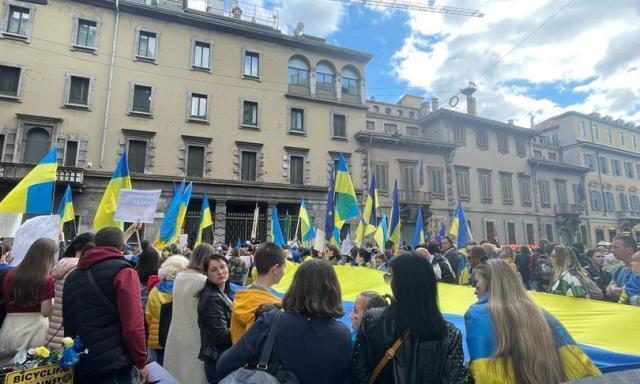 Gli ucraini in testa al corteo di Milano per la festa della Liberazione