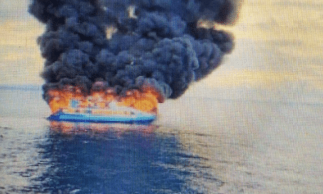 Incendio su un traghetto nelle Filippine