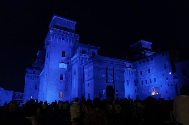 A Ferrara si accendono le luci che fanno più bello il Castello Estense