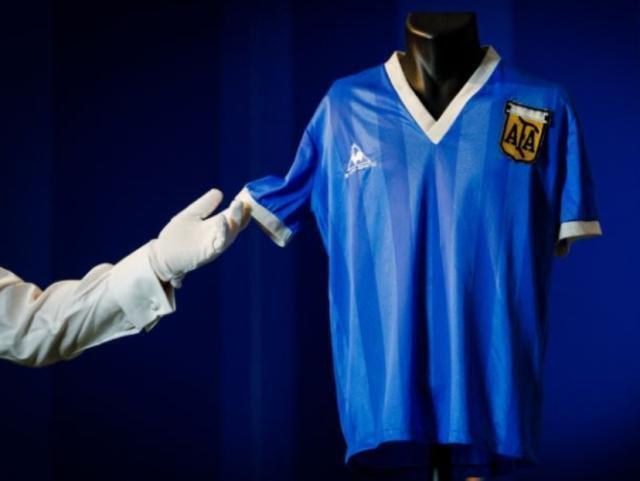 Maradona: venduta la maglia del gol de la mano de dios a una cifra pazzesca