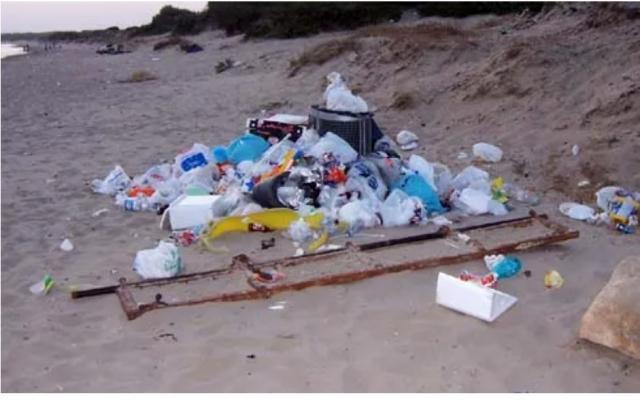 834 rifiuti ogni 100 metri di spiaggia
