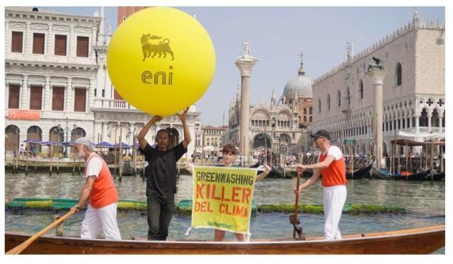 Greenpeace protesta tra i canali di Venezia