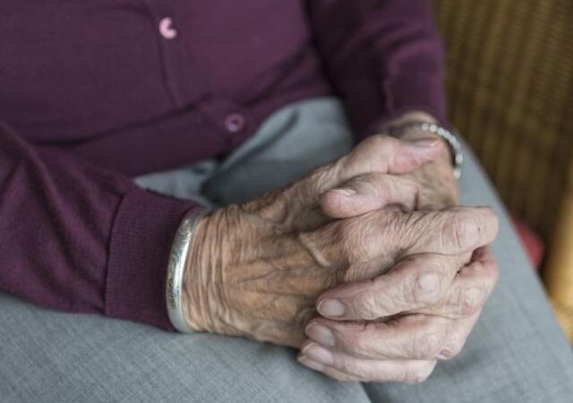 La solitudine batte la pandemia: anziani più resilienti dei giovani, ma il 20% soffre la mancanza di compagnia