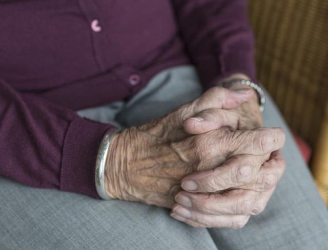 La solitudine batte la pandemia: anziani più resilienti dei giovani, ma il 20% soffre la mancanza di compagnia
