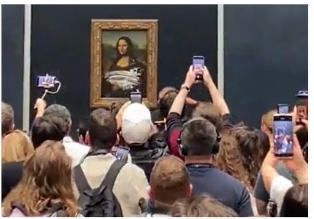 Al Louvre lanciata una torta contro la Gioconda, l’ironia sui social