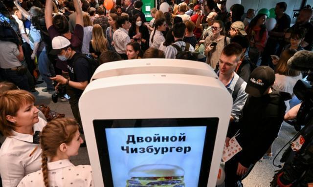 A Mosca riapre il McDonald’s ma in versione russa