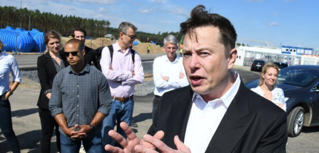 Elon Musk blocca le assunzioni a Tesla e pensa a tagliare l’organico del 10%