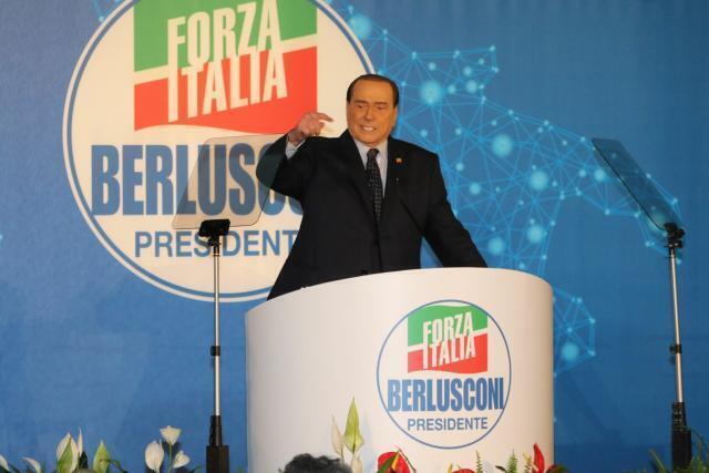 Berlusconi “Governo avanti anche senza M5s”