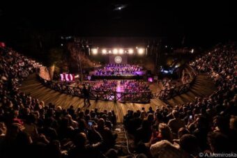 Lo scenario con il pubblico presente al teatro antico di Ohrid al concerto dinaugurazione dei The Four Italian tenors